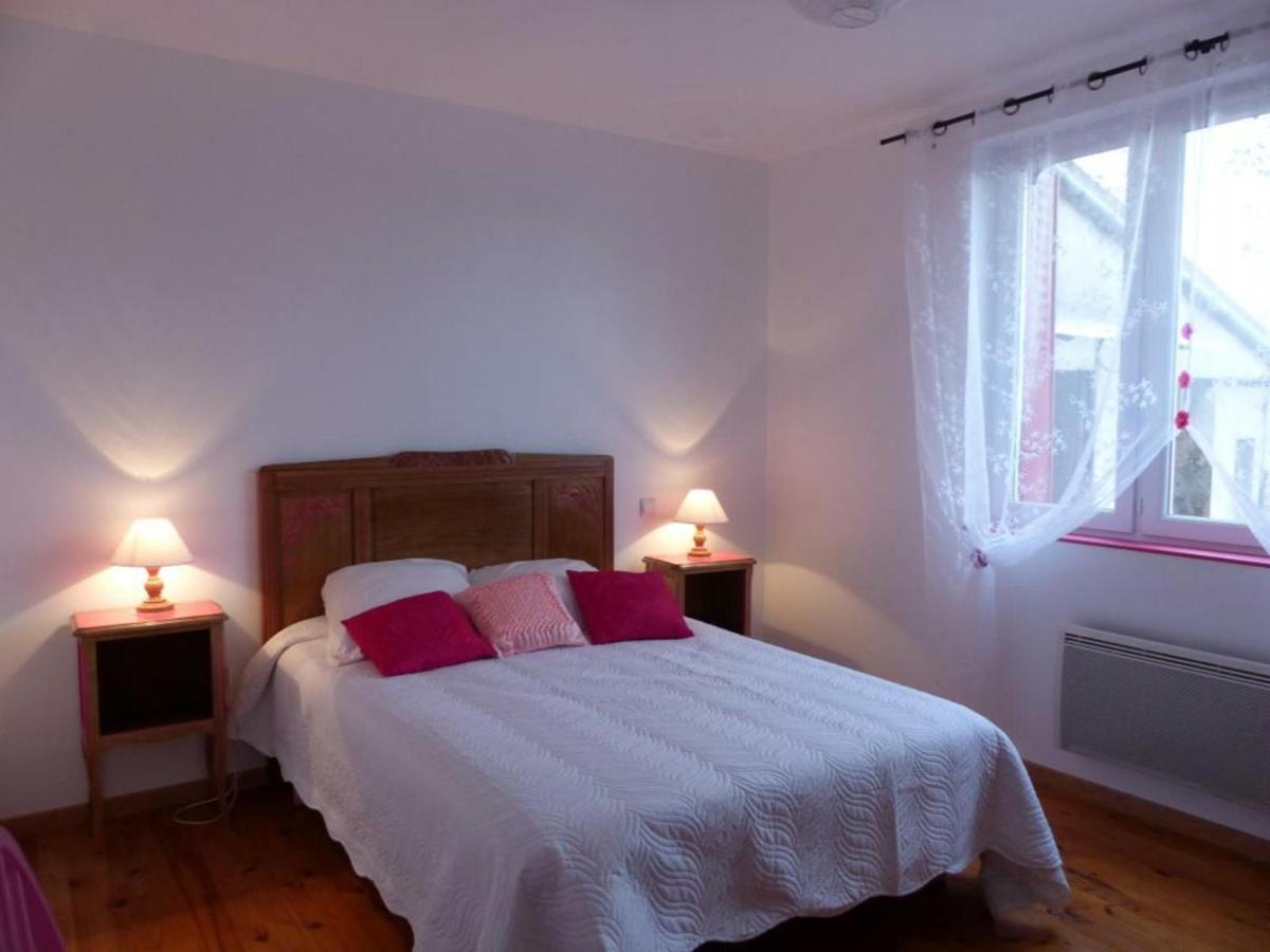 Maison Renovee Avec Cour Privee, Proche De Gannat, 3 Chambres, Animaux Acceptes, Equipements Modernes. - Fr-1-489-37 Poezat Bagian luar foto